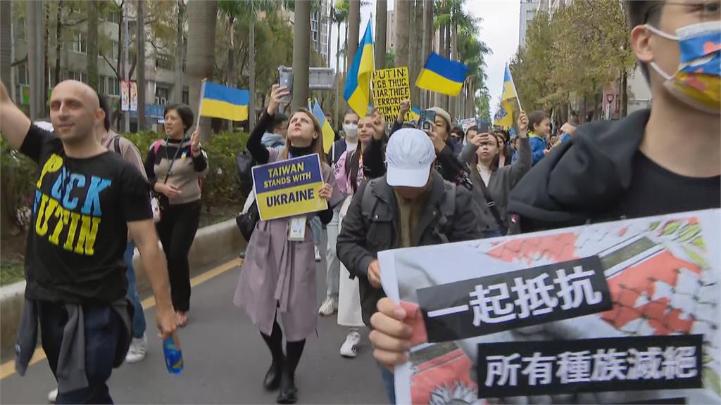 快新聞／俄烏戰爭2週年和平遊行悼念曾聖光　民進黨到場支持：堅定聲援烏克蘭