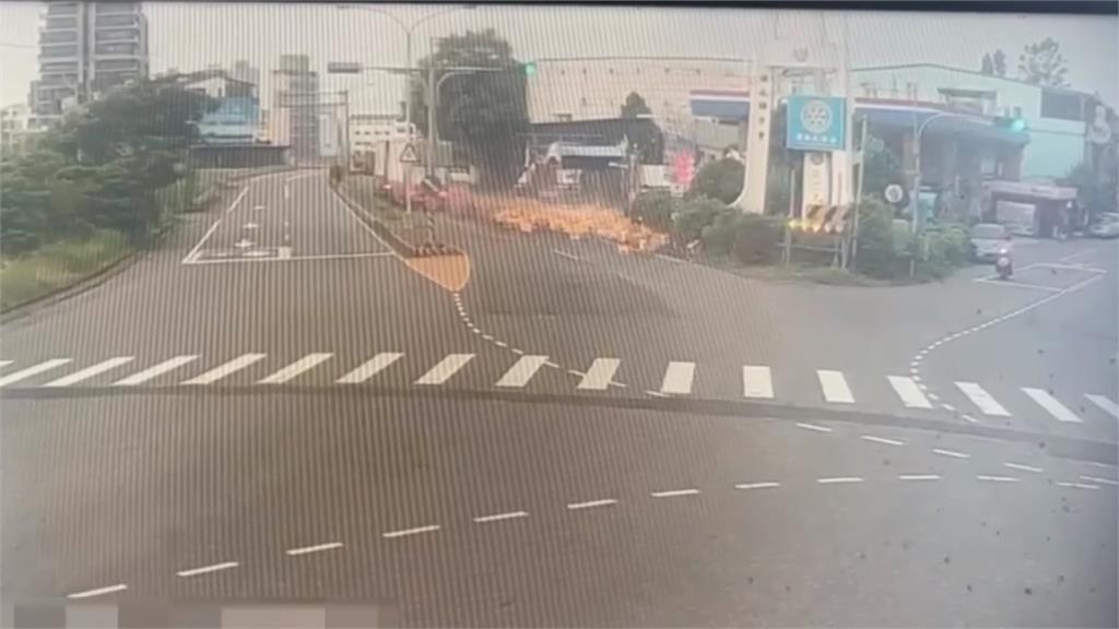 宜蘭頭城這裡滿地碎玻璃 貨櫃車沒關好空酒瓶散落