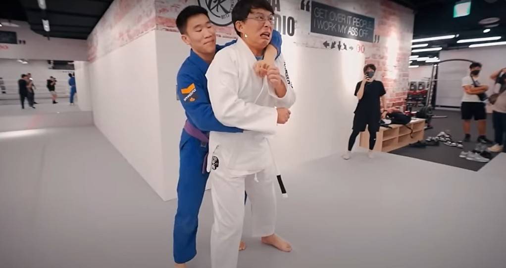 快新聞/黃國昌街頭上演「勒警鎖喉」!館長玩笑成真 小草攻官邸爆衝突