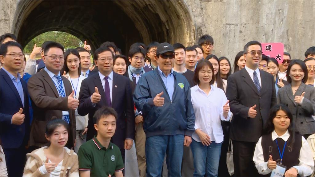 快新聞/馬英九帶中生遊淡水 台灣國當面開嗆:別做賣國賊、台灣中國一邊一國