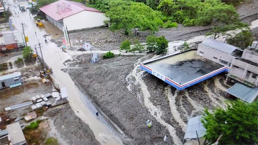 豪雨成災! 土石流侵襲南豐村 加油站險滅頂、砂石灌進民宅