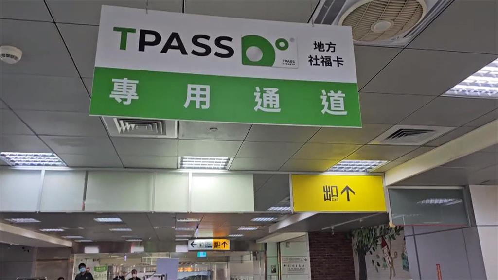 TPASS難以PASS！通勤塞爆了　台鐵屏東站僅一座TPASS閘門