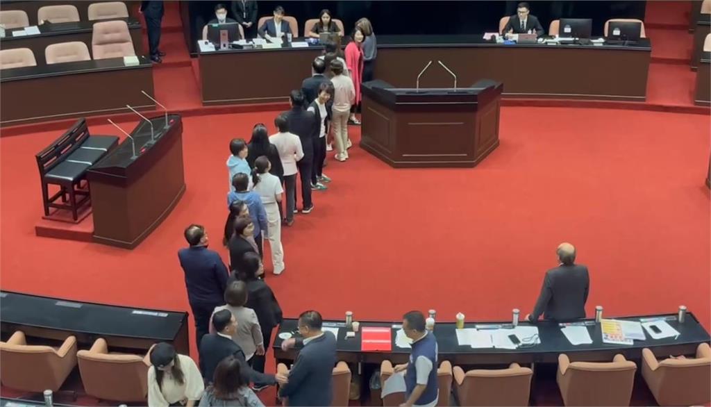 快新聞／為「法庭直播」起口角！　吳秉叡、張啓楷爭執畫面曝光