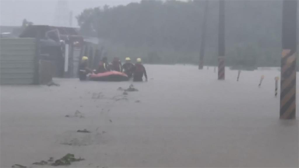 凱米暴雨淹台南　二仁溪暴漲淹水深1米「大人幾乎滅頂」