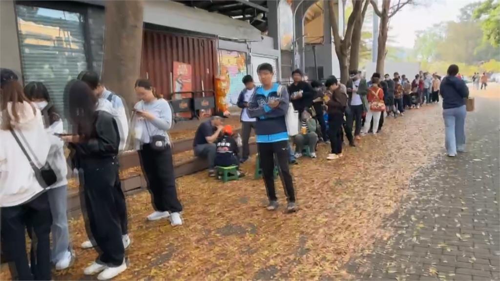 蔡其昌赴台南球場發紅包 林俊憲.陳亭妃"初選後首同框"