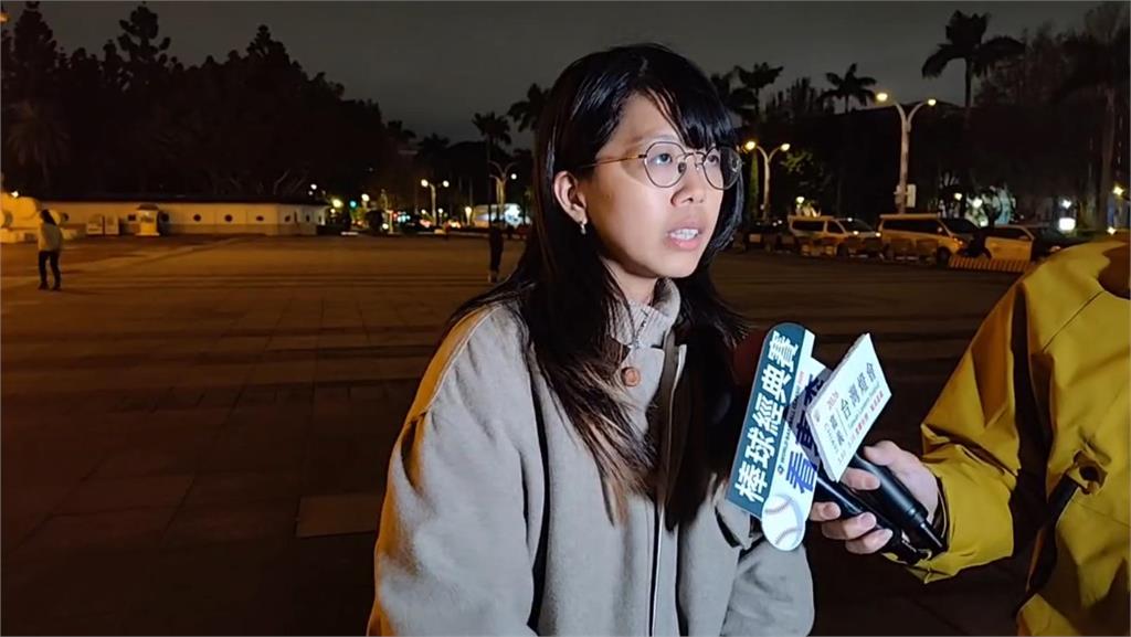 快新聞／自由廣場有煙霧！男子朝西藏抗暴67週年燭光晚會丟鞭炮　下場曝光