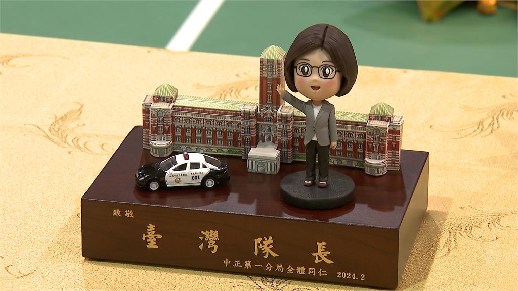 總統蔡英文慰勉員警贈加菜金 警眷小妹妹暖送「手寫卡片」