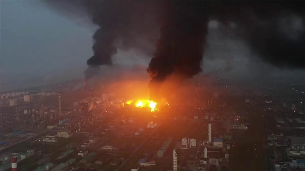上海驚傳爆炸 ！烈焰直衝天空「黑煙瀰漫」　網嘆：上海人今年太難了
