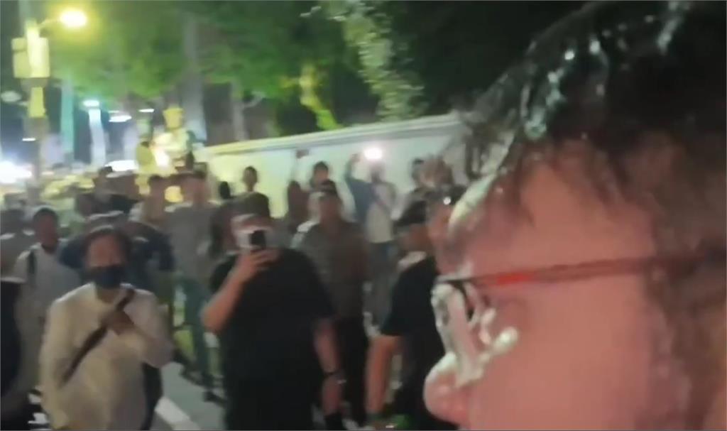 藍支持者「飲料襲四叉貓」爆肢體衝突!內衣阿北亂入…黃捷轟:私刑現場