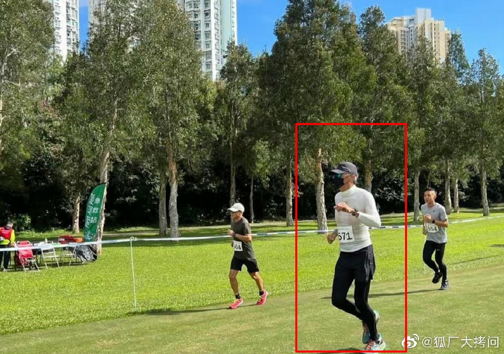 67歲周潤發跑步狂洩「養眼大塊肌」！超親民掌鏡自拍香港民眾嗨炸