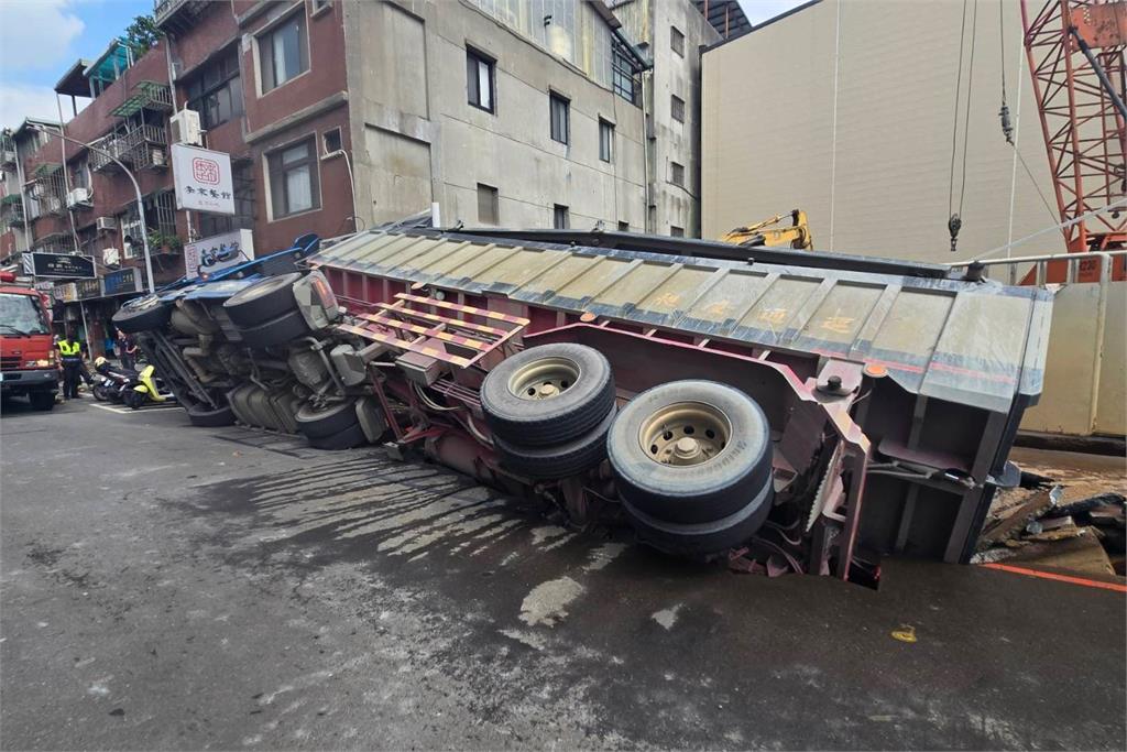 快新聞/新北三重工地前馬路突現天坑! 整輛砂石車側翻陷入