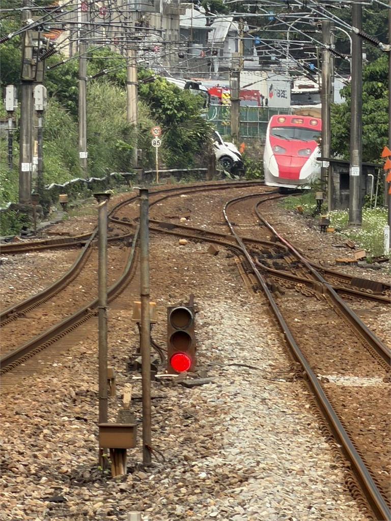 快新聞／宜蘭聯結車疑爆胎撞5車「掉軌道旁」　台鐵福隆=大里下午恢復通行