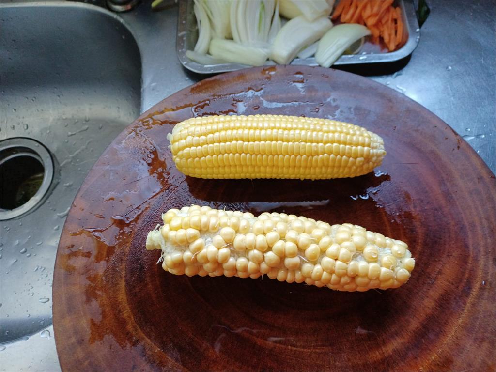 剝開玉米見「全是坑洞」還能吃？內行曝成因…挑選需壓「這2處」！