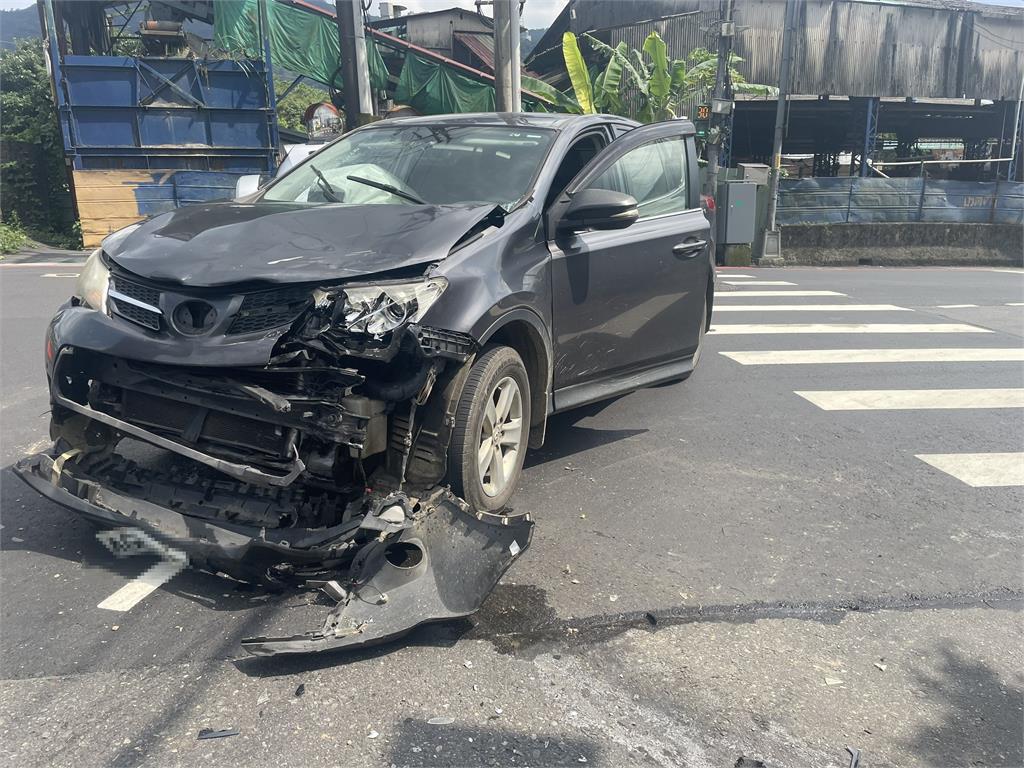 最新／新店驚悚車禍！休旅車、重機路口猛撞　30歲騎士命危搶救中