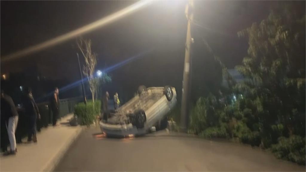 男心存僥倖酒駕返家 自撞路燈「四輪朝天」酒測0.35