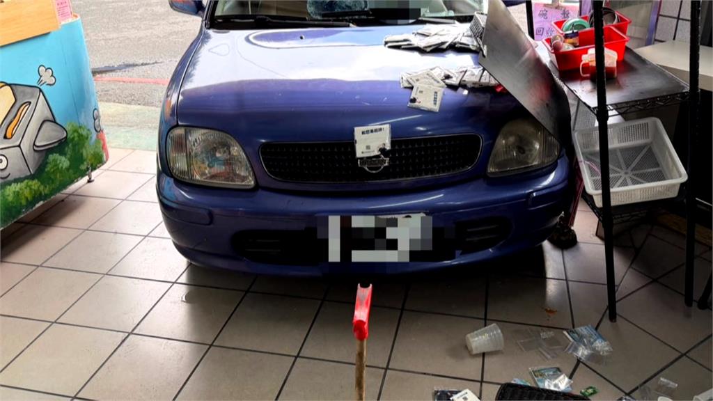 腳踏墊卡油門？轎車衝撞進早餐店幸無人傷亡　2萬賠償談不攏