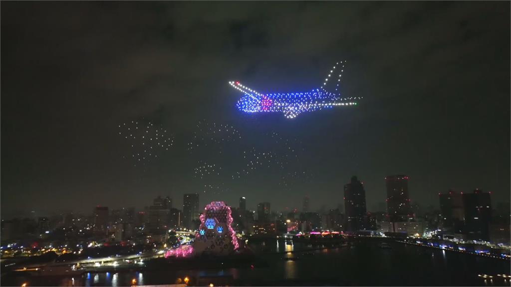 台灣燈會在高雄　1500架無人機照亮愛河灣