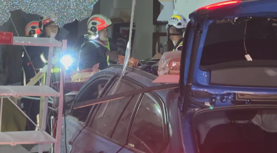 人在店裡睡突遭撞斷魂 轎車深夜衝店面 老婦人當場死亡