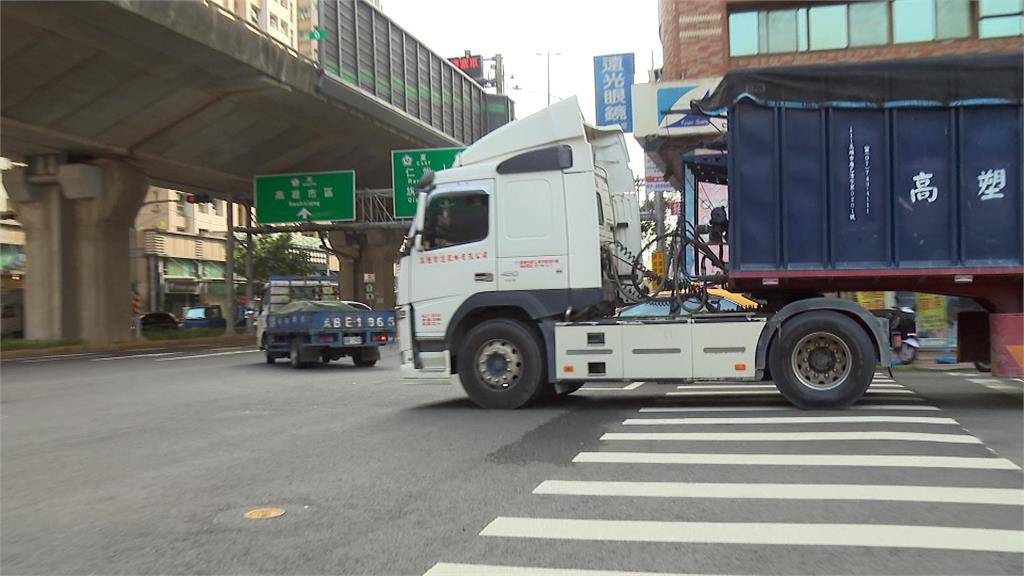 互爭上國道！轎車遭砂石車撞上　車身歪斜被推著走