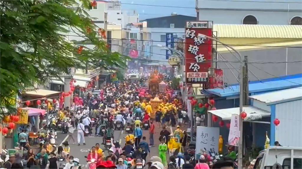 三年一科小琉球迎王祭壓軸「送王儀式」　週六登島人數估破萬