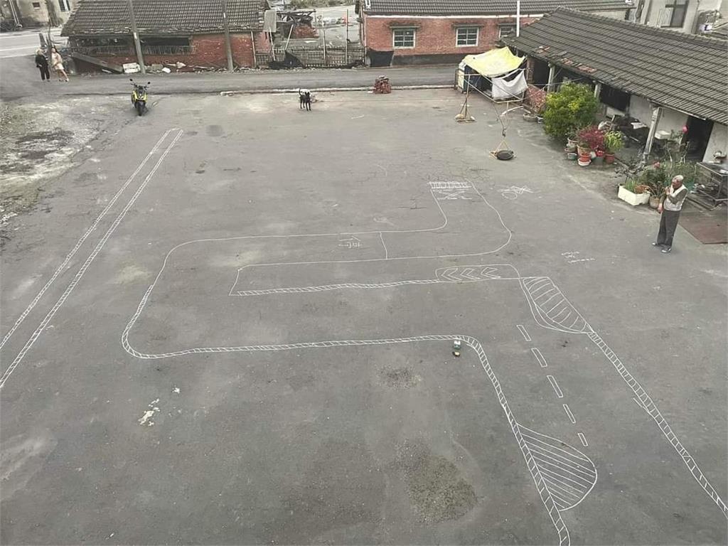 妹妹要考機車駕照!神人哥哥竟拿粉筆「手繪考場」網見成品全跪了