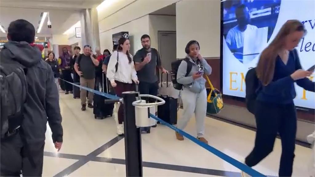 政府停擺+暴風雪襲擊  美國機場人潮塞爆