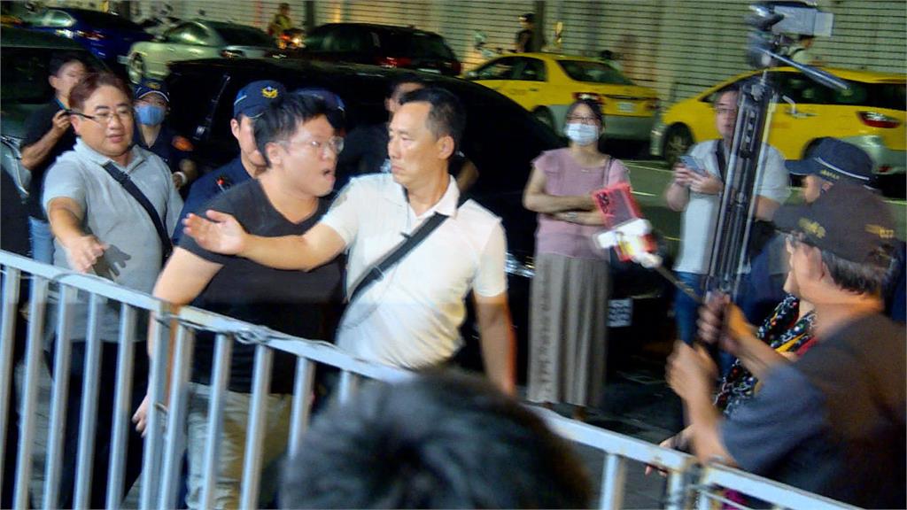 小草集結北檢聲援阿北　柯黑當面喊「土城的選擇柯文哲」