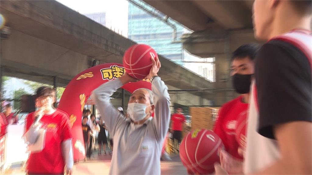 HBL/HBL球星趣味投籃挑戰賽 球迷熱情挑戰拿獎品