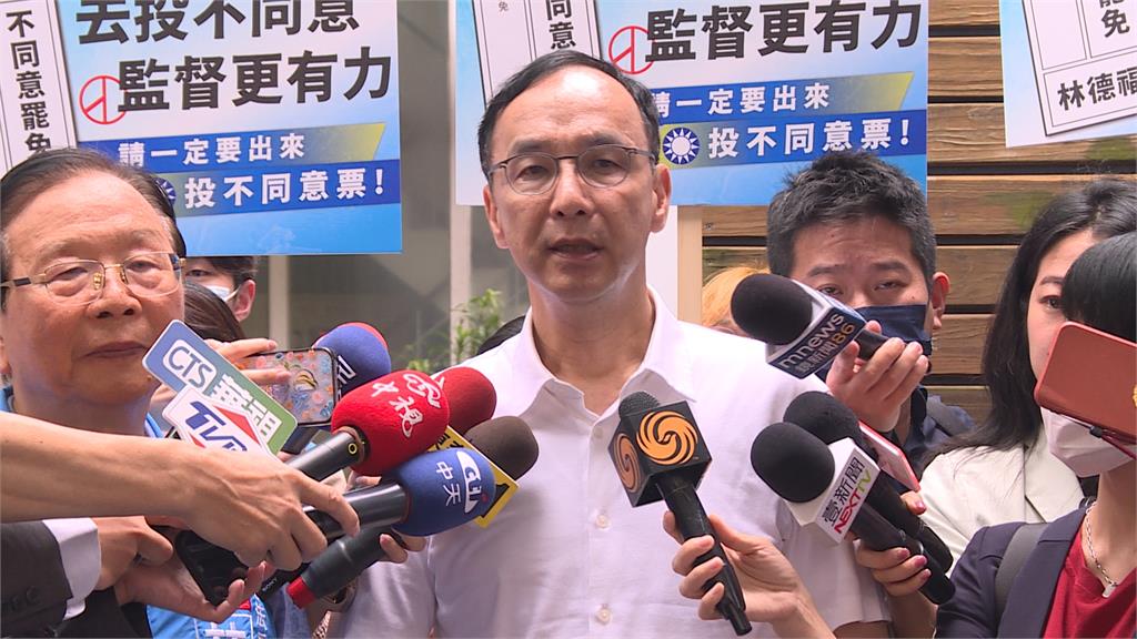 朱立倫現身永安市場 同框林德福掃街宣傳反罷免