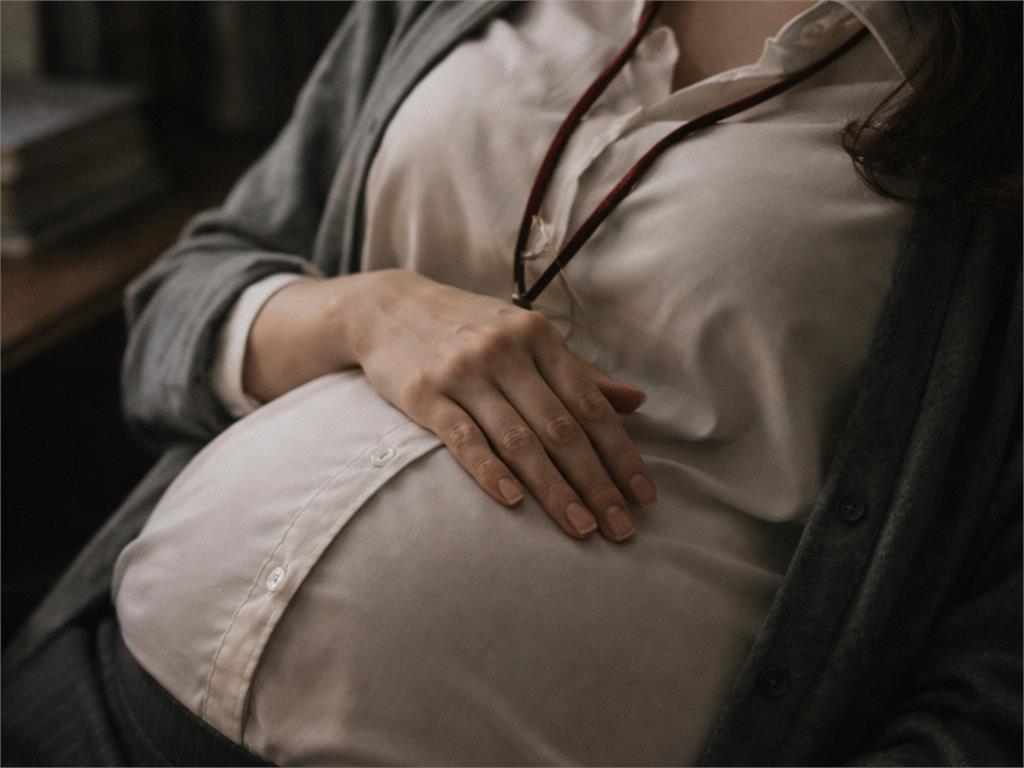 懷孕5月女師遭學員強吻！生「單腎寶寶」求償136萬只判賠10萬…原因曝光