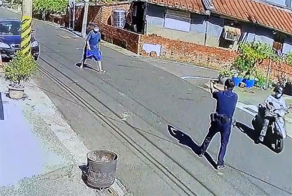台南警開13槍阻「雙刀男」！路人阿北1舉動讓網看傻：肯定見過大場面