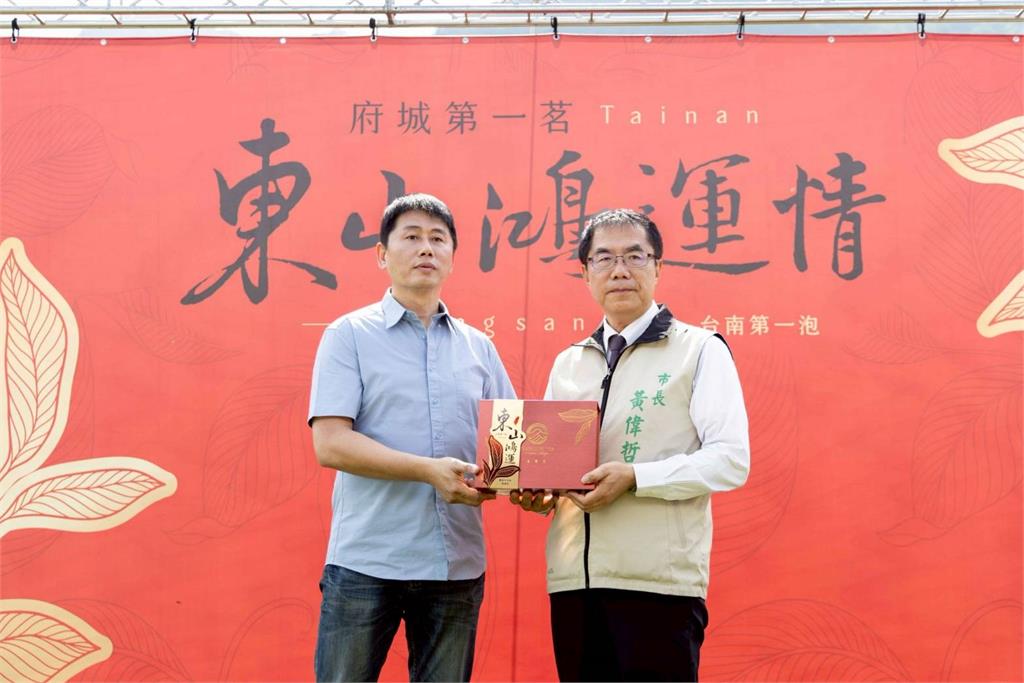 黃偉哲與茶之魔手開創茶產業，東山區採收第一批台南茶！