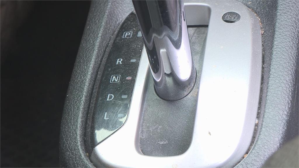 驗車換手未打入駐車檔! 民眾:損車門、變速箱「錯誤很低級」