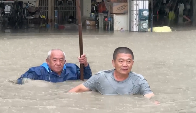 快新聞／颱風肆虐！台南也淹大水　2男撐竹竿、門口前游泳畫面曝光