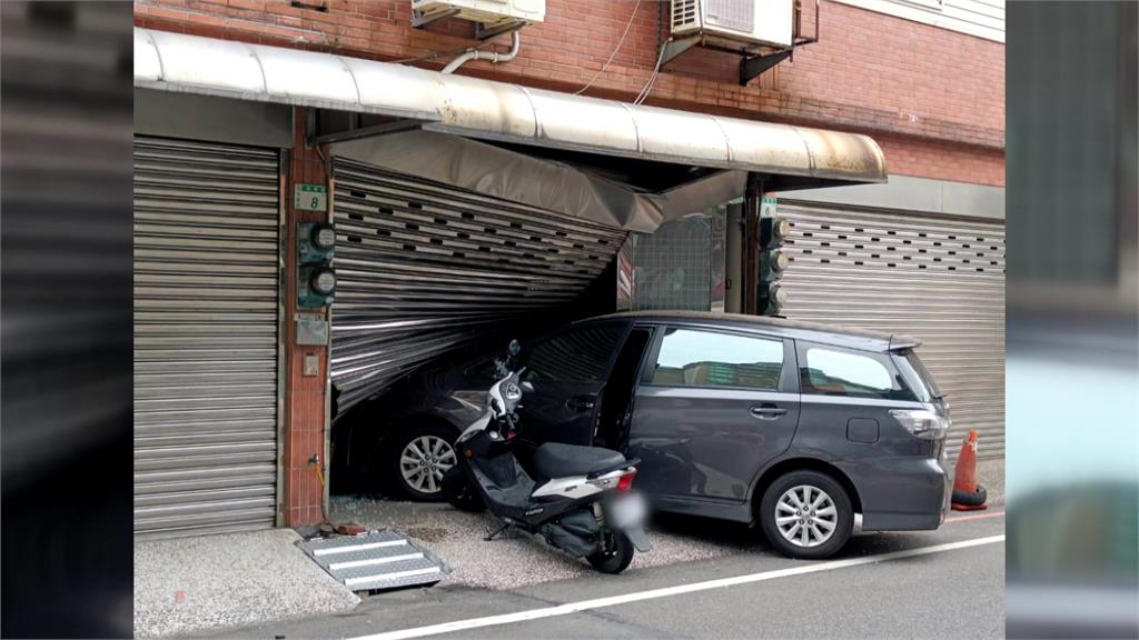 巷弄不減速2車路口擦撞　小客車甩尾衝進民宅鐵門全毀