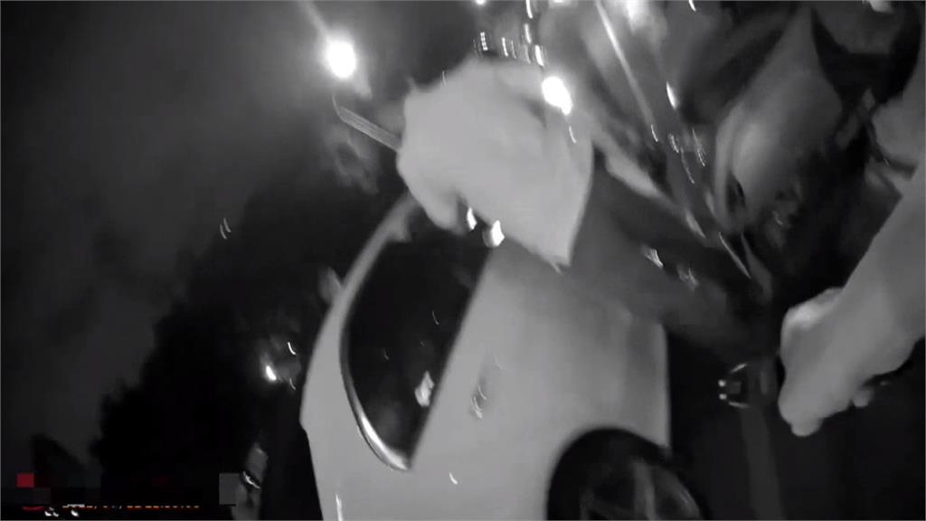 印刷廠小開走歹路販毒 倒車撞警車 遭偵防車前、中、後「三方包夾」