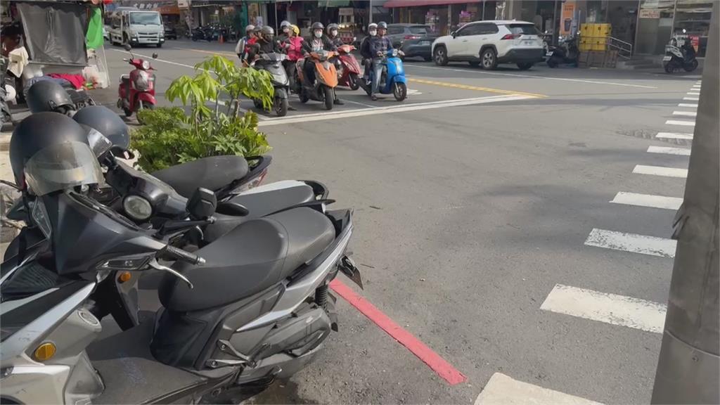 鳳山騎士拒檢衝撞警車落跑 警負傷壓制嫌犯、查獲毒品