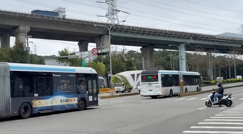 台中雙節公車故障爬坡難　中途下放乘客走分隔島換車