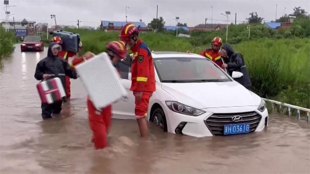 車滅頂人受困湍流　中國北部發布暴雨紅色警告