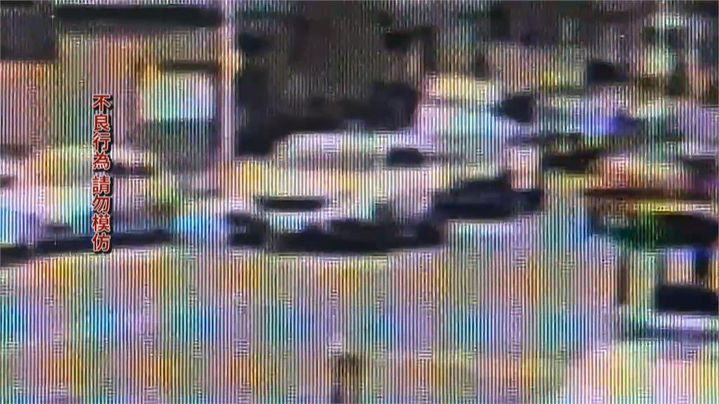 離譜！台中駕駛停路中央睡著？　警盤查險遭拖行