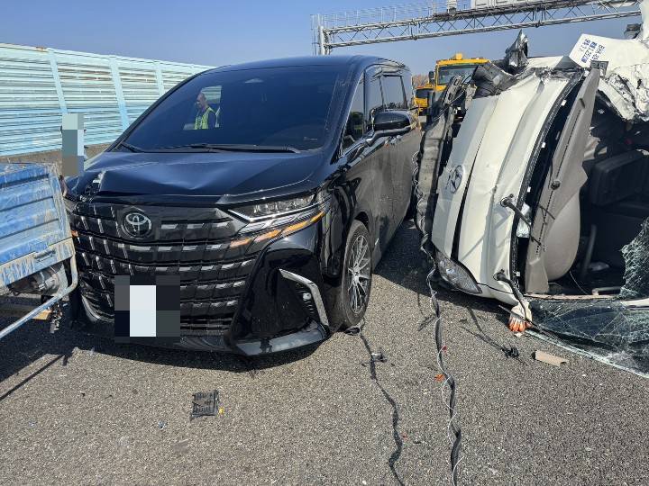 快新聞／5車車禍！國1貨車撞後翻車釀1傷　後方轎車沒注意又撞上