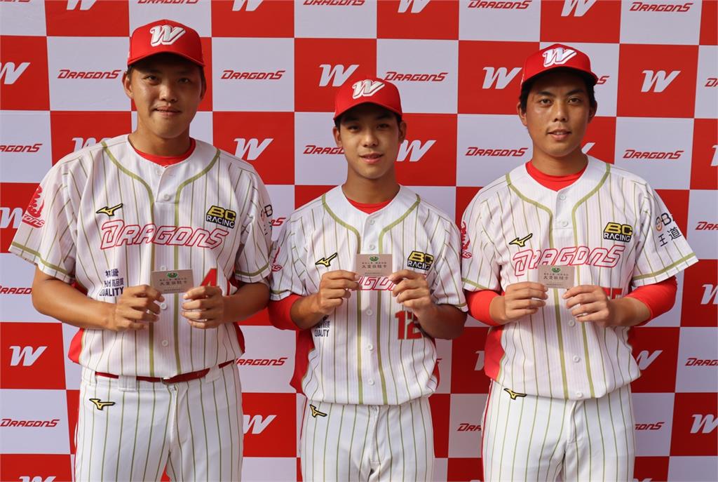 味全龍帶動青年熱血響應 慈濟造血幹細胞驗血建檔