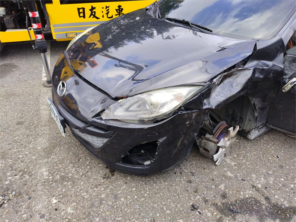 快新聞／翻覆卡分隔島！國1汐止2車碰撞　警嘆：幸好有做「這動作」