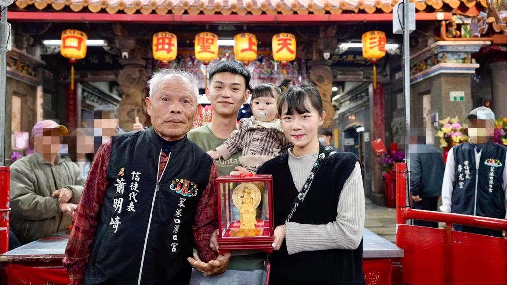 嘉義東石港口宮「金媽祖」顯靈？1歲女娃「連擲13聖筊」迎回10萬元神尊