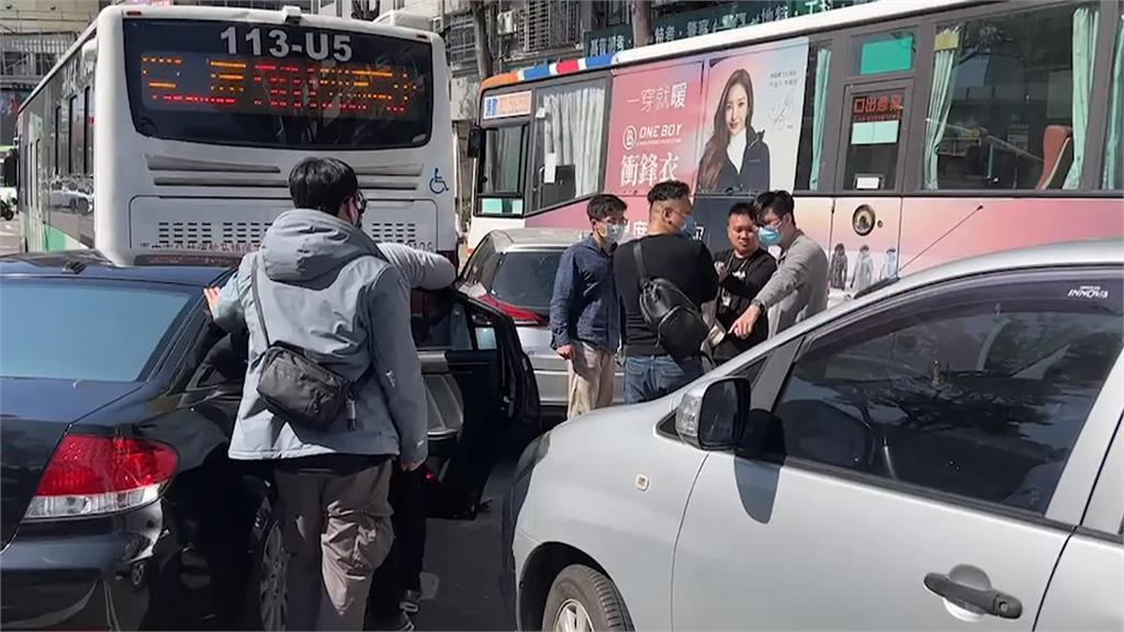 2公車包夾！中警開十槍逮人蛇首腦！　公車司機、乘客趴下躲子彈