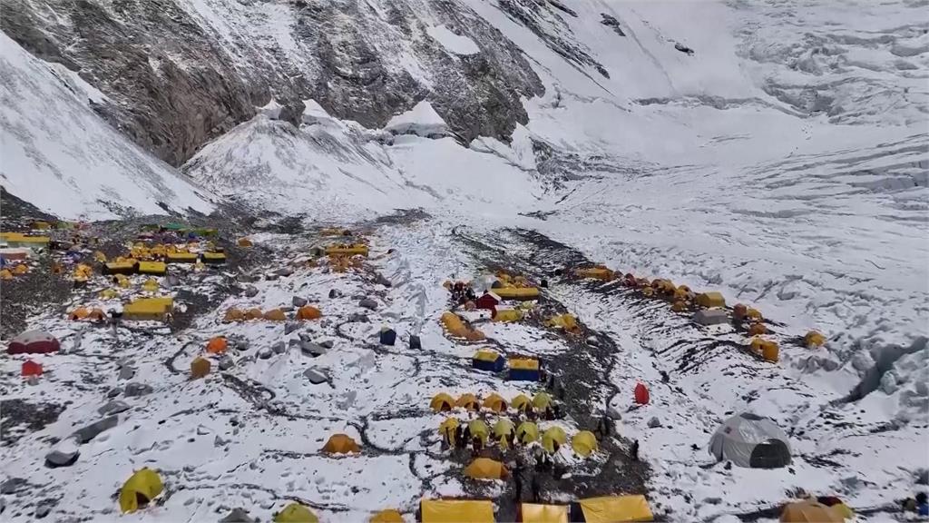 聖母峰堆滿垃圾 淨山團隊一年清出11噸垃圾
