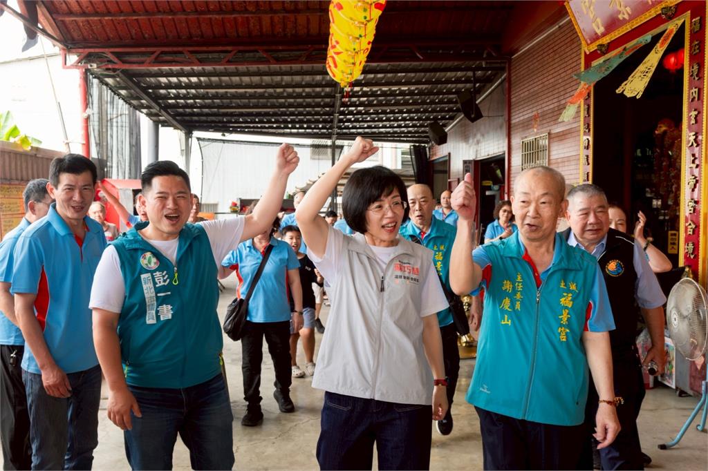 快新聞／週末勤跑廟宇！蘇巧慧頻遇民眾喊「凍蒜」　溫柔堅定回應：扛起新時代責任