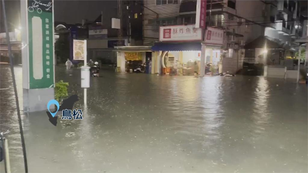 暴雨狂襲高雄.台南多處積水　機車騎士下班泡水