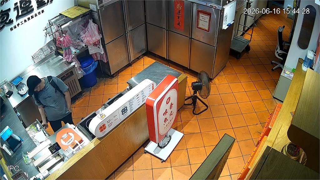 手法老練！迪化街魚丸批發商遭竊　男摸走15萬鈔票「不忘擦指紋」