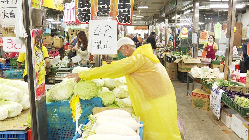 康芮轉強颱逼近!市場一早湧人潮 菜販:貨量充足、僅小漲一成